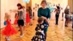 Танец девочек с мамами
