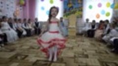 Маленькая девочка классно танцует и поет
