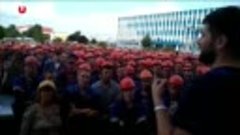 Председатель стачкома «Гродно Азота» выступает перед заводча...