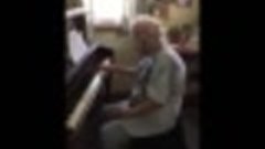 104-летняя учительница музыки исполняет Бетховена 👏