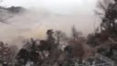 Шокирующее видео цунами в Японии - 1 часть.mp4