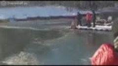 Спасение собаки из ледяной реки.mp4
