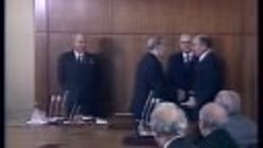 Л.И.Брежнев награждает М.С.Горбачёва.mp4