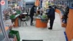 В Екатеринбурге мужчина с ножом попытался ограбить продуктов...