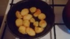 сковородка, масло,картошка,смотри не перепутай;-) mp4