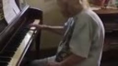 Этой бабушке, учителю музыки, 104 года. Играет полонез Огинс...