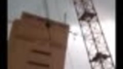 Падение нескольких кранов из-за сильного ветра в Тюмени, 2 с...