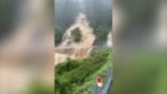 В Австралии сняли на видео мощный водопад