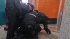 В Санкт-Петербурге полицейские избили парня в метро из-за от...