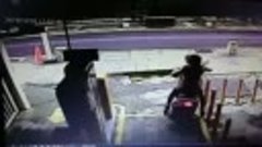 Une femme en scooter sort d&#39;un parking et se crash