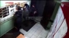 Пьяная женщина ткнула полицейского ручкой в глаз (видео)