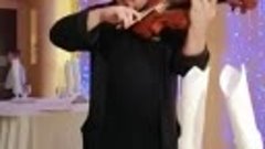 Кирилл играет на скрипке в ресторане &quot;Железногорск&quot;.