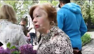 На Пагорбі Слави у Львові жінка розповідає, що в Україні - фашизм