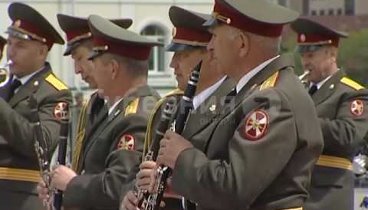 Военный оркестр играет песню про лабутены на фестивале "Амурски ...