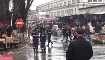 Curaj.TV - Poliția la piață: ia marfa și nu plătește (Video INTEGRAL)