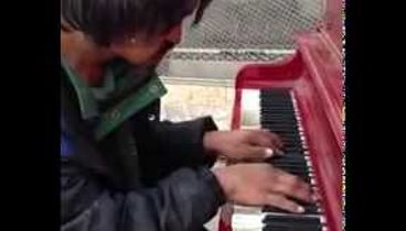 “BOMJ”un pianoda ifası izlənmə rekordu qırdı