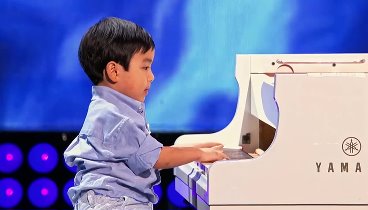 4-летний мальчик играет на рояле как маэстро