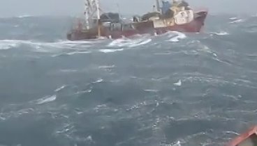 Невероятное видео большие рыбацкие лодки в бурном море