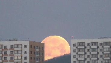Луна прячется
