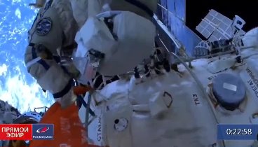 Российские космонавты Артемьев и Матвеев развернули в открыт.mp4
