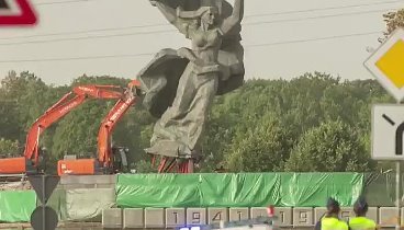 Уничтожение памятника,, Мать-Родина,,  в лАТВИИ, август 2022