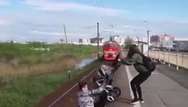 Парень вытащил ребенка из под поезда