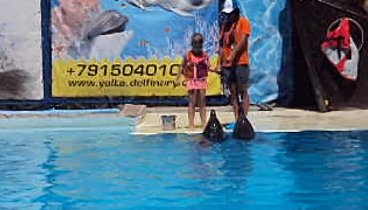 Доча плавала с дельфинами в аквапарке в Крыму