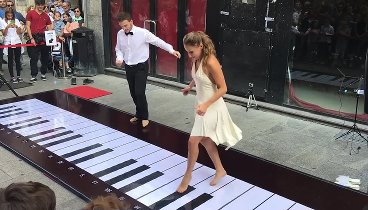 Итальянская пара исполнила тему из розовой пантеры на напольном пианино