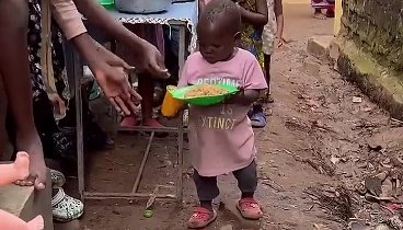 2023.08.11 20_29 Feeding African Children with Food (720p).mp4