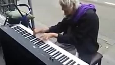Когда эта бабушка села за пианино, все смеялись....(сложно поверить, ...