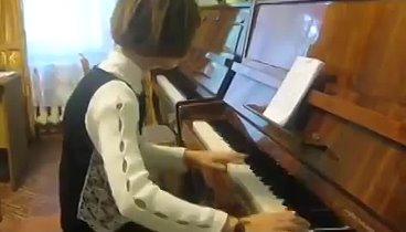 На пианино   Девочка клевая  так красиво поет и играет   )^^