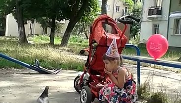 Даринка в день народження, годує голубів