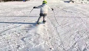 Спуск на прямых лыжах по крутой трассе