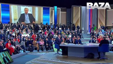Владимиру Путину задает вопрос студент из Санкт-Петербурга.