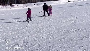 Маленькая встала на лыжи )