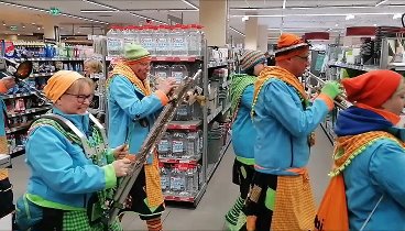 Оркестр ряженых в супермаркете