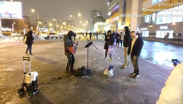 Уличный музыкант у метро Проспект Просвещения Санкт-Петербург piter.su