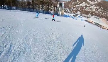Замдиректора Норникеля жарит на лыжах.