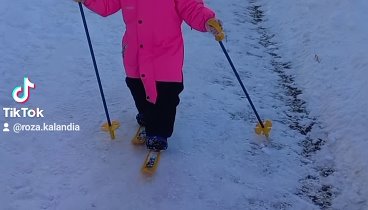 Амелька впервые встала на лыжи 🎿 
19.01.24