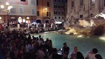 Fontana di  Trevi .