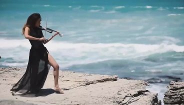 Красавица играет на скрипке на берегу моря!