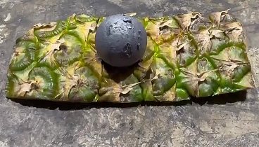 Кожура ананаса против раскалённого стального шара