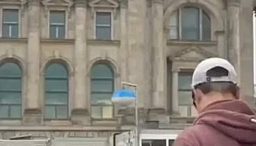 В Берлине Неизвестные Герои водрузили на крышу Рейхстага знамя Побед ...