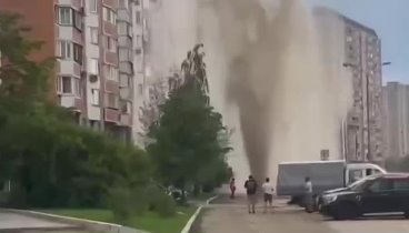 Фонтан высотой в семь этажей забил в московском Марьине — прорвало трубу