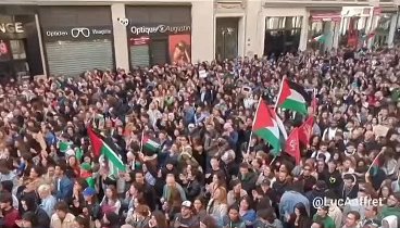 Массовая пропалестинская демонстрация после резни в Рафахе в Париже.