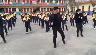 Школьники Китая танцуют на перемене с учителями