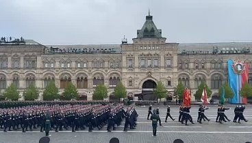 «За Донбасс!» — российские десантники во время прохода по Красной пл ...