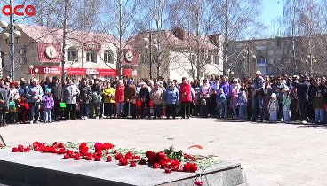 Ачинцы возложили цветы на площади 65-летия Победы