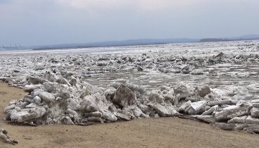 Ледоход, заторы на Амуре. набережная 16 апреля 2024г. Хабаровск