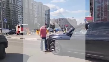 Полное видео конфликта со стрельбой возле ТЦ в Петербурге